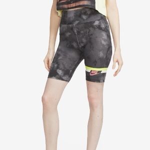 Nike Women’s “ Leg-A-See” Tight Fit Shorts Size L